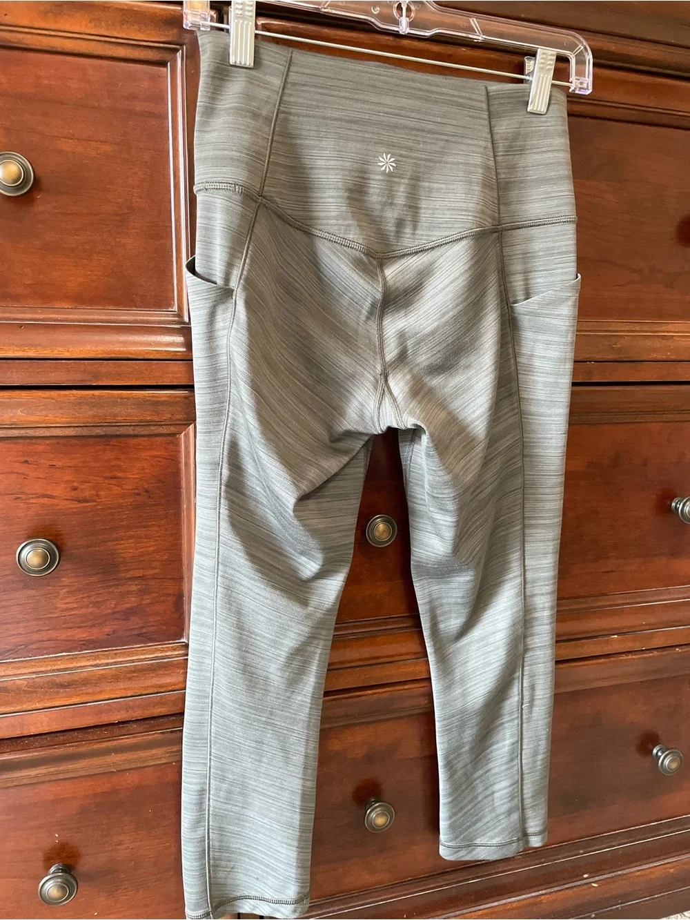 ATHLETA Salutation Capri Leggings w/Side Pockets, Heathered Olive Green, SMALL